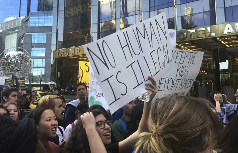 Cientos protestan afuera de hotel de Trump por fin del DACA