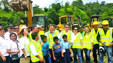 Gobierno compra lanchas y un avión