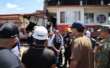 Más helicópteros y especialistas de Estados Unidos para atender las emergencias