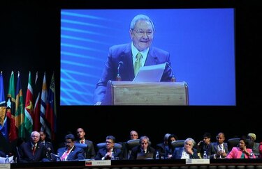 Raúl Castro: La región debe defenderse de transnacionales