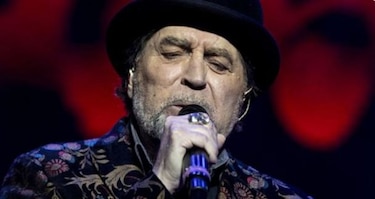 Joaquín Sabina sufrió leves fracturas en una aparatosa caída durante concierto