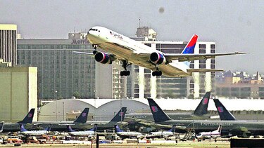 Multan a tres aerolíneas por violar normativas