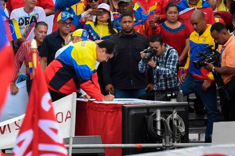 Seguidores de Maduro gritan 'no más Trump' tras bloqueo de Washington