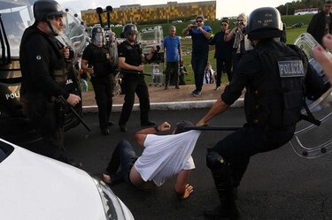 Manifestantes ocupan Congreso de Brasil, piden un golpe de Estado