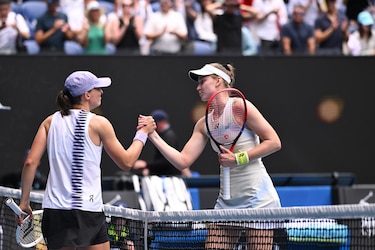 Rybakina arrolla a Swiatek y avanza a semifinales en Australia