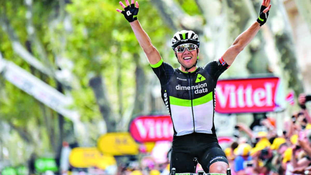 Edvald Boasson Hagen levanta los brazos después de ganar la etapa de ayer.