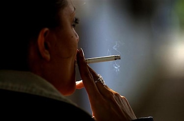 Fumar provoca más daños a las mujeres que a los hombres, según estudio