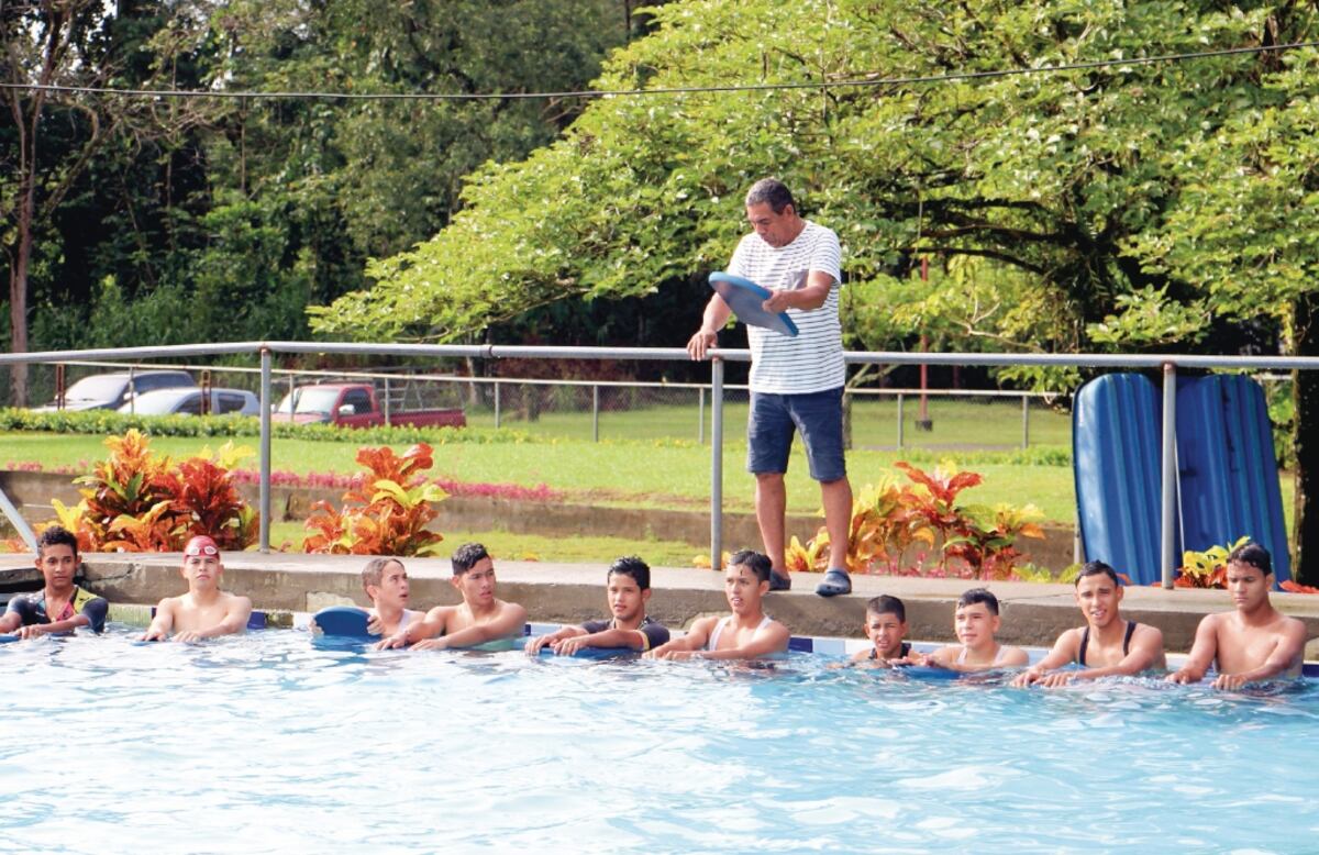 La preparación física incluye natación para fortalecer las piernas. Eduardo E. Espinosa