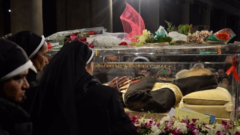 Exponen cuerpo del popular santo italiano Padre Pío