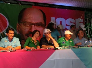 Arias fustiga a Navarro