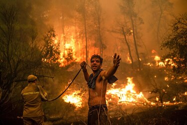 El fuego abrasa la isla griega de Eubea pero baja la intensidad en Turquía