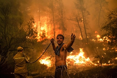 El fuego abrasa la isla griega de Eubea pero baja la intensidad en Turquía