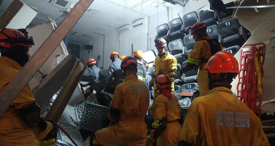 Al menos nueve muertos tras un derrumbe de un auditorio durante un acto político en Brasil