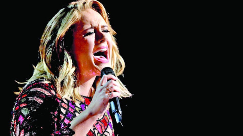 Adele tiene problema en las cuerdas vocales