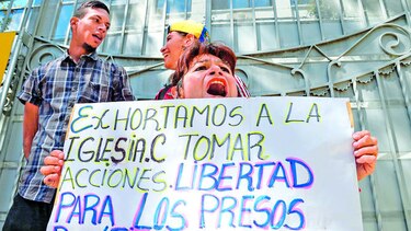 Oposición exige salida electoral
