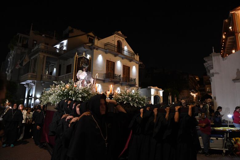 Oración y tradición: así fue el recorrido del Cristo Pobre en el Casco Antiguo