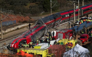 Cómo ocurrió el accidente y otras 4 preguntas clave sobre el fatal descarrilamiento y choque de trenes en España