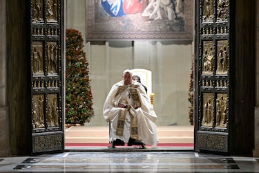 El papa Francisco sufre una caída sin fracturas y le inmovilizan el brazo por precaución