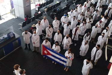 Un grupo de médicos cubanos que atendieron a pacientes con Covid-19 en Panamá regresa a su país