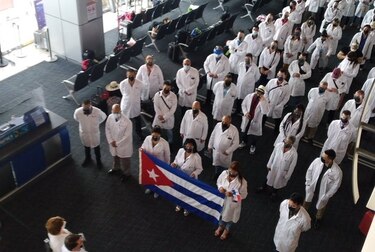 Un grupo de médicos cubanos que atendieron a pacientes con Covid-19 en Panamá regresa a su país