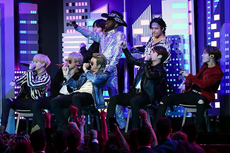 Billie Eilish arrasa en los Grammy dedicados a Kobe Bryant