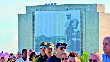 Mandatarios despiden a Fidel
