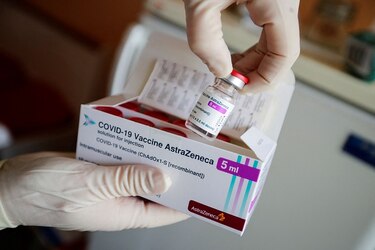Una serie de tropiezos y críticas para la vacuna AstraZeneca