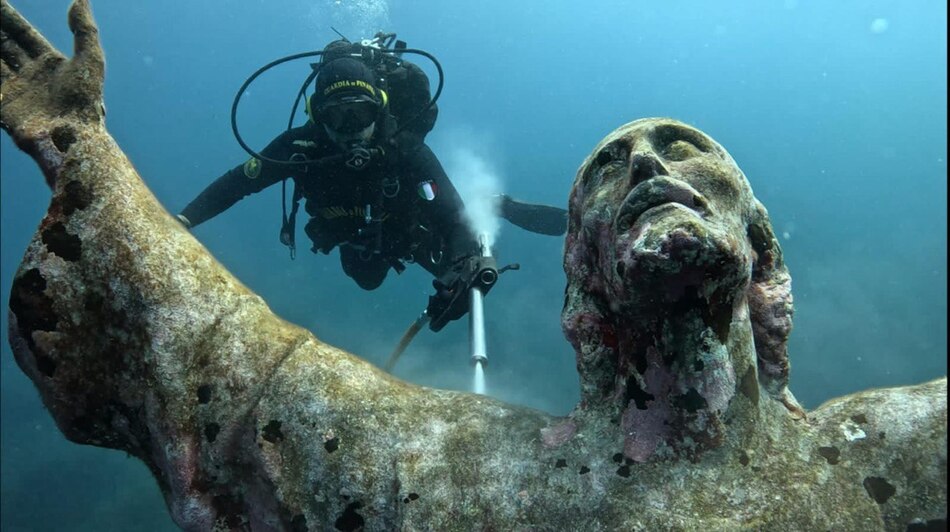 Limpian la escultura del Cristo del Abismo en las profundidades del mar italiano