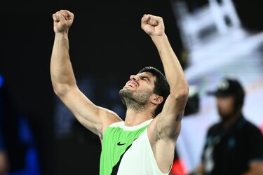 Alcaraz rompe el techo y hace historia en Melbourne