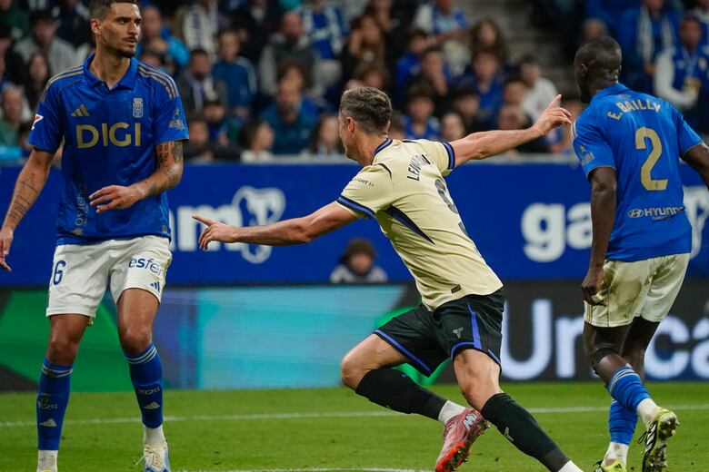 El Barcelona remonta al Oviedo con goles de Eric García, Lewandowski y Araujo