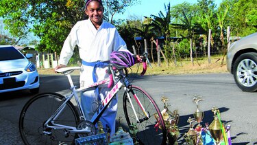 Ciclista y karateca