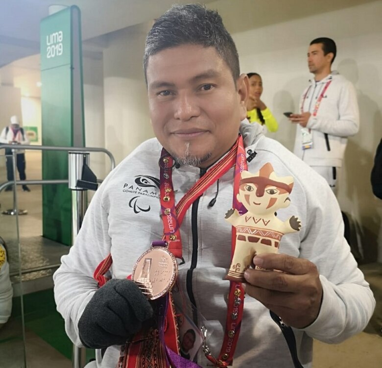 Un medallista panameño de silla de ruedas, un ascensor y su frustración