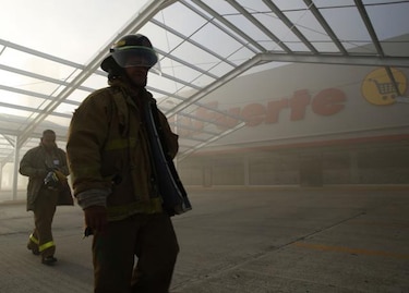 Continúan labores para sofocar incendio en supermercado de Villa Zaíta