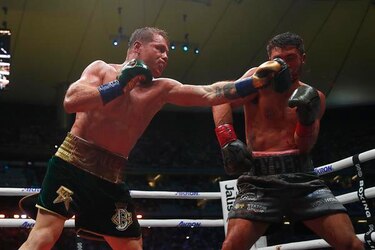 El ‘Canelo’ vence por votación unánime a Ryder y retiene sus cetros mundiales