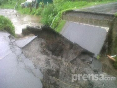 Lluvias causan derrumbes y obstrucción de vías en Bocas