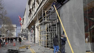 Continúa la limpieza en los Campos Elíseos tras los destrozos del sábado