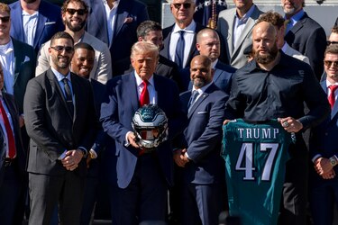 Trump recibe en la Casa Blanca a los Eagles, campeones del Super Bowl