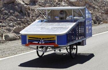 Los ecuatorianos estrenan su primer vehículo solar bajo 42 grados