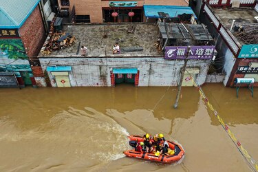 Balance de víctimas por inundaciones en China se triplica y supera 300 decesos