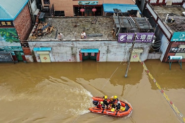 Balance de víctimas por inundaciones en China se triplica y supera 300 decesos