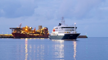 En imágenes: la evacuación de los pasajeros del crucero afectado por el hantavirus en España