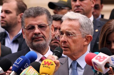 Álvaro Uribe recibe la boleta de libertad y convoca de inmediato a un primer acto público