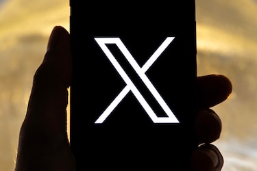 Críticas a X (Twitter) por otorgar automáticamente la insignia azul en cuentas con más de 2,500 seguidores verificados