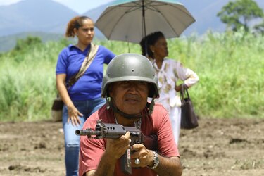 Maduro anuncia un despliegue de militares en comunidades para enseñar ‘manejo de armas’