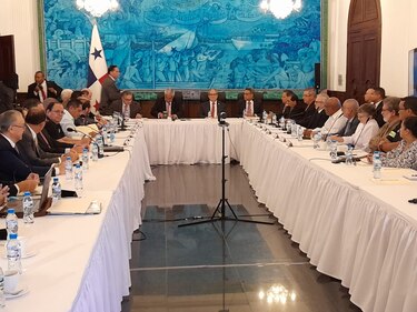 Instalan mesas para analizar soluciones a la crisis de la Caja del Seguro Social