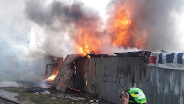 Bomberos sofocan incendio en Curundú; familias serán reubicadas