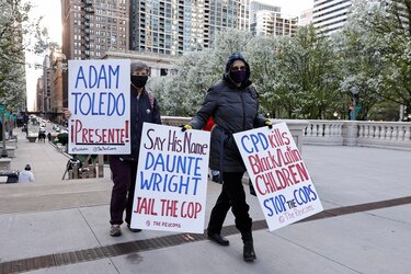 Autoridades de Chicago publican imágenes de la muerte de un adolescente latino a manos de la policía