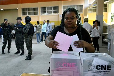 Por qué aún se desconocen los resultados definitivos de las reñidas elecciones presidenciales en Honduras a más de una semana de celebrarse los comicios