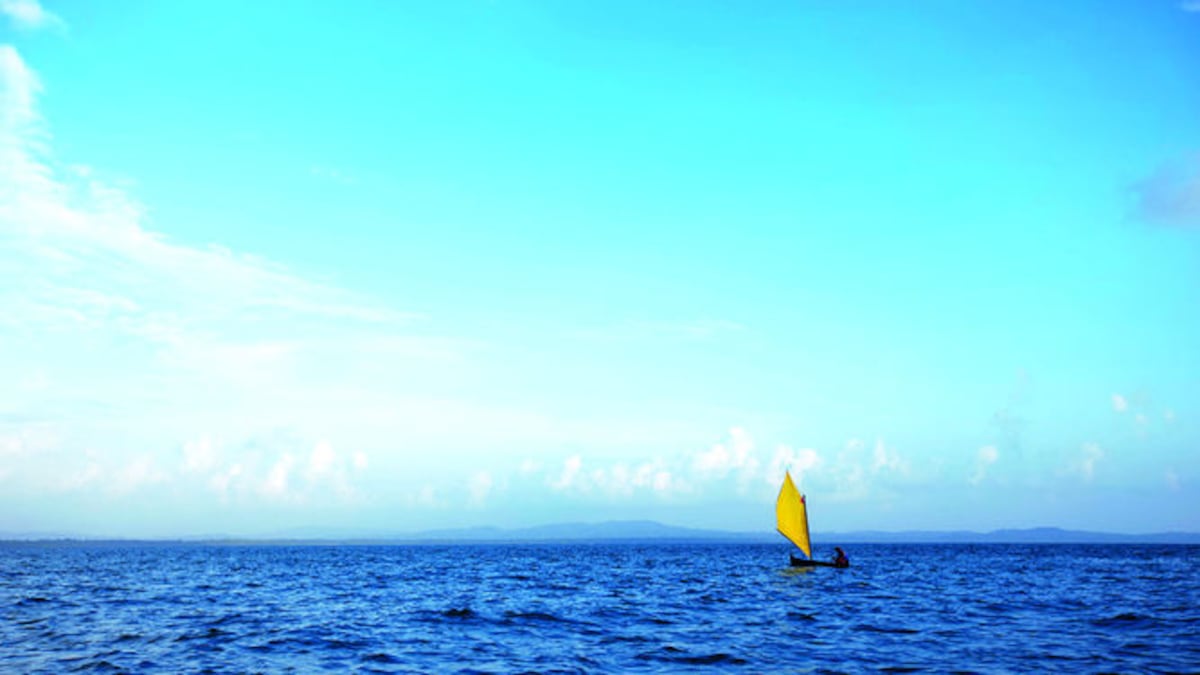 Un hombre guna utiliza su bote de vela para transportarse. En Guna Yala, el mar Caribe es la única conexión entre comunidades.