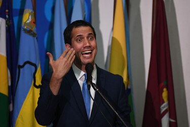 Guaidó a empujones, un rival proclamado y Maduro jugando béisbol